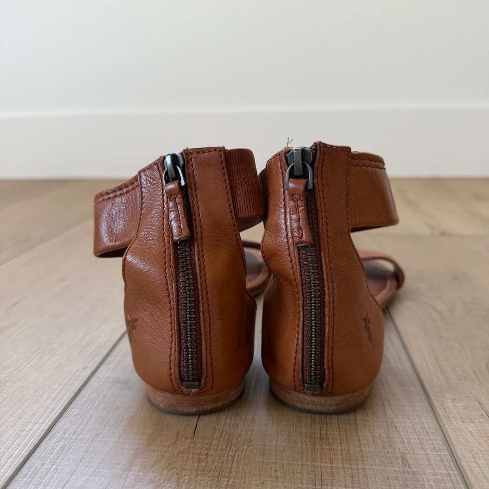 Frye Carson Sandals Womens Size 8 Ankle Strap Brown Leather Designer Summer Flat - Picture 2 of 6